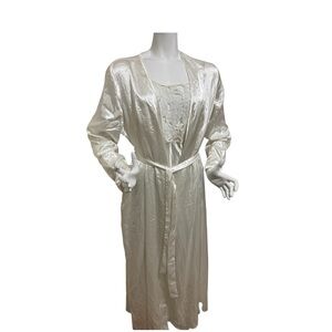 Elegant White Satin 2 piece Robe and sleepwear size M